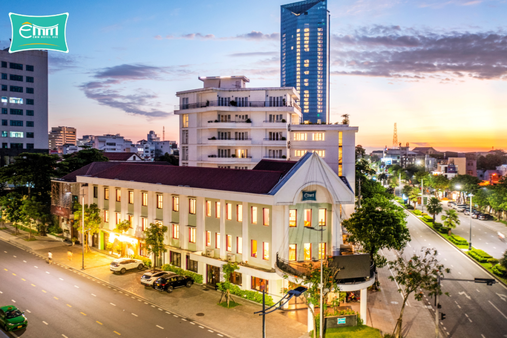 ÊMM Hotel Hue at night